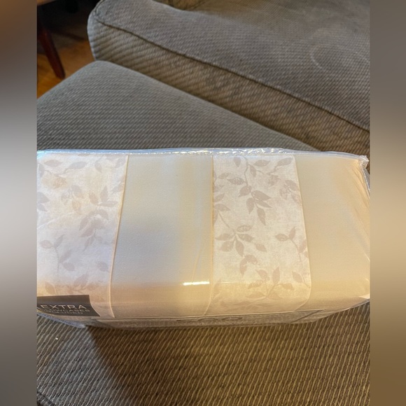 Norvara King Sheet Set - Picture 2 of 4